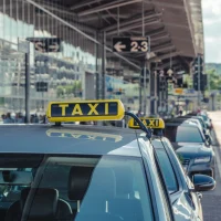 Die Taxi Zentrale Ulm bringt Sie gerne mit unserem Flughafentransfer zu Ihrem Wunschflughafen. Wir holen Sie natürlich unkompliziert wieder zurück nach Hause.